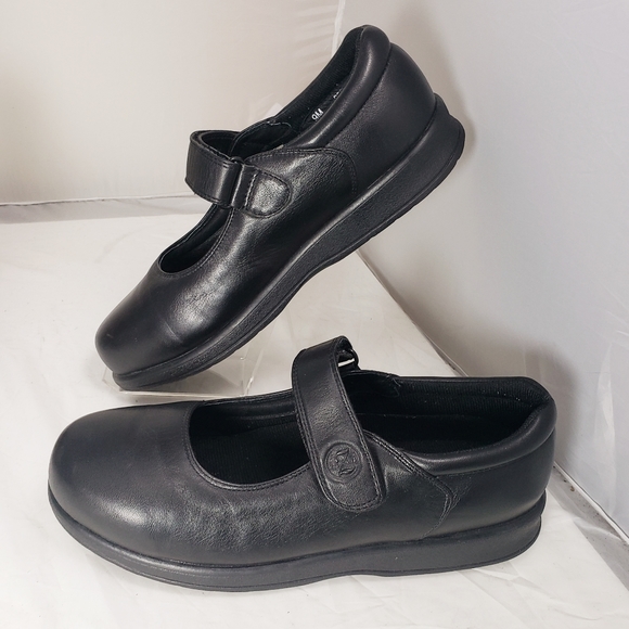 Dr Zen Therapeutic Shoes - Picture 1 of 10